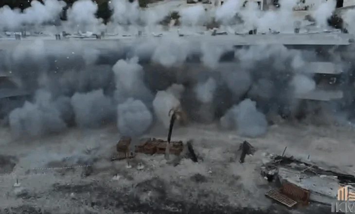Video e shembjes me telekomandim të godinës pa leje në Vlorë
