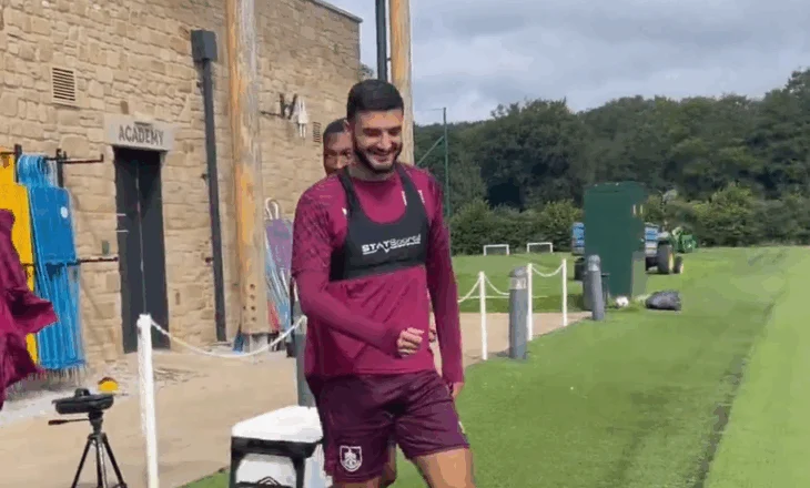 VIDEO/ I buzëqeshur dhe duke përveshur mëngët, Armando Broja është gati të debutojë kundër Totenham