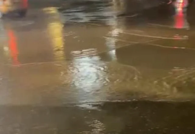 VIDEO/ Institucionet në gjumë, ujërat e zeza pushtojnë qendrën e Elbasanit