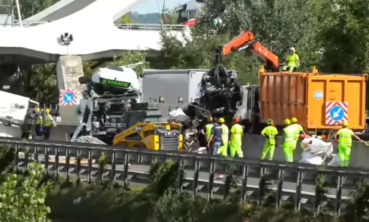 Video/ Itali, tre të vdekur dhe 15 të plagosur në një aksident rrugor, kamioni përplaset me automjete të parkuara