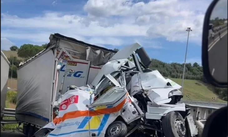 VIDEO/ Kamioni përplas disa makina, vdes tre persona që po udhëtonin me një autoambulancë