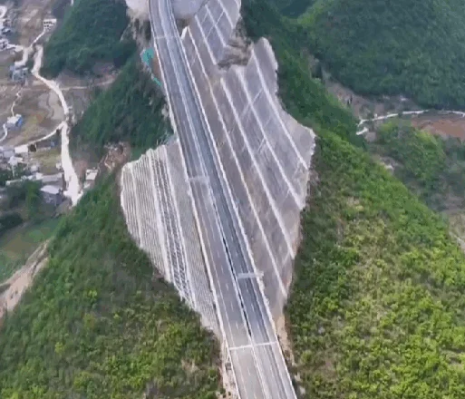 VIDEO/ Kina e bën dhe befason, ”pret” malet për të ndërtuar autostradë