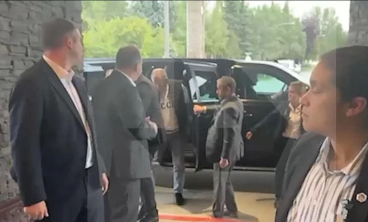 VIDEO: Lavrov mbërrin në Alaska i veshur me një bluzë me mbishkrimin “BRSS”
