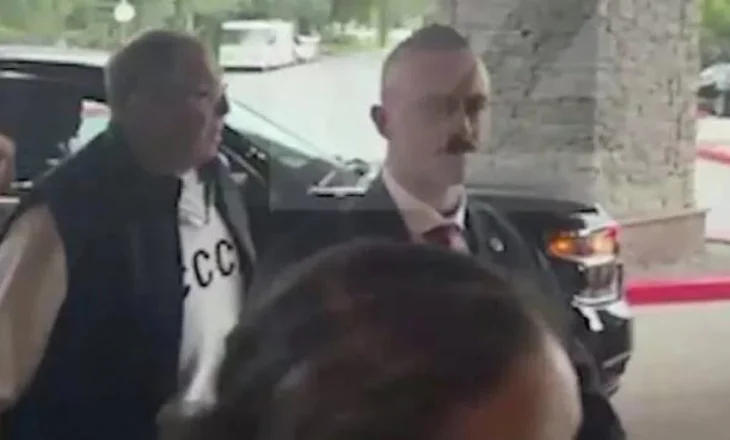 VIDEO / Lavrov provokon amerikanët, zbret në Alaska me bluzën e Bashkimit Sovjetik