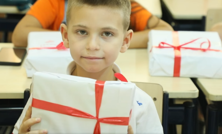 VIDEO / Librat falas, Rama ndan emocionet e familjeve në prag të vitit të ri shkollor