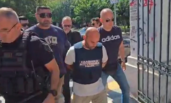 Video/ Me kokën ulur dhe heshtje përpara gazetarëve, 40-vjeçari shqiptar që vrau gruan përpara syve të 4 fëmijëve mbërrin në gjykatë