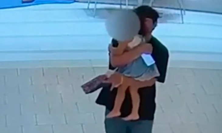 Video/ Momenti kur një burrë me skizofreni rrëmben një vajzë 3-vjeçare në një qendër tregtare