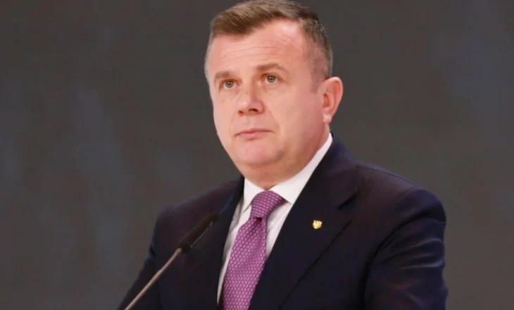 (VIDEO) Nëse hedh një bisht cigareje nga makina..Balla: Të shkaktosh zjarr, krim