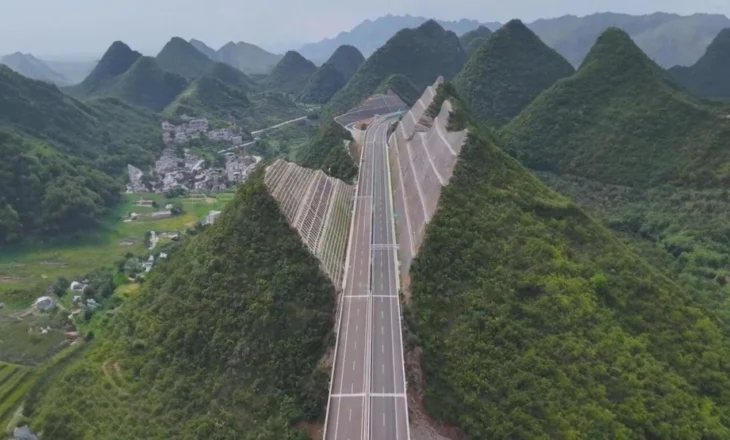 Video/ Një mrekulli inxhinierike, Kina ndan malet në mes për të ndërtuar urën më të lartë në Botë