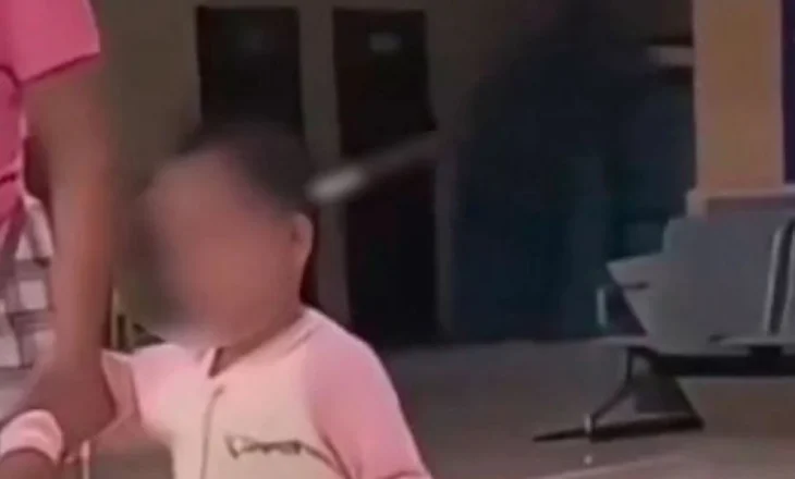 VIDEO/ Një vajzë 3-vjeçare filmohet duke ecur qetësisht nëpër spital me thikë në kokë, pamjet trondisin komunitetin në Kinë