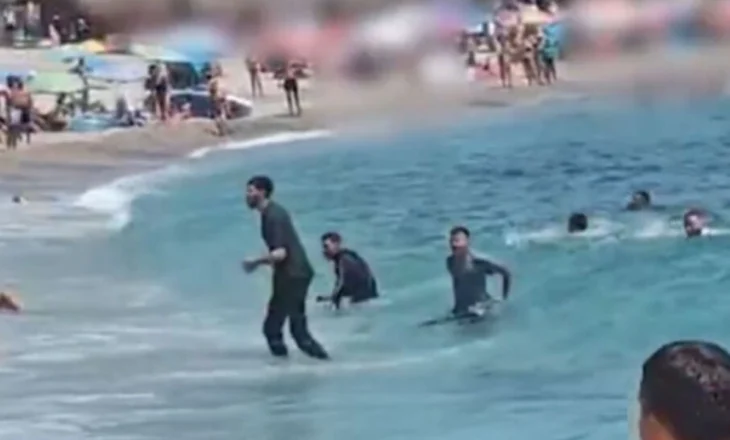 Video/ Panik në plazh në Spanjë, banorët ndjekin nga pas emigrantët që zbritën nga gomonia