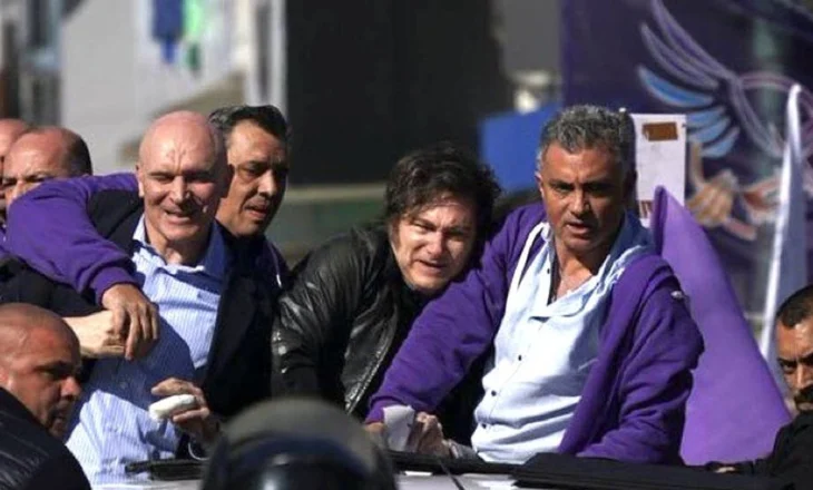 VIDEO/ Presidenti argjentinas Javier Milei sulmohet me gurë dhe shishe gjatë fushatës