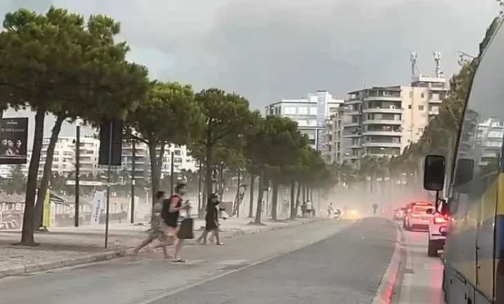 VIDEO/ Pushues që vrapojnë e çadrat në ajër – Stuhia krijon kaos në Vlorë, shihni pamjet nga qyteti bregdetar