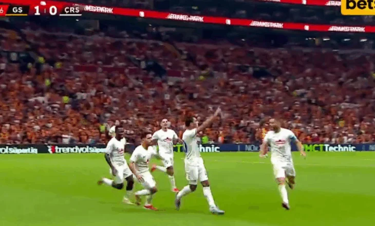 VIDEO/ Qazim Laçi shënon gol spektakolar ndaj Gallatasarait, VAR-i i ndërpret festën mesfushorit shqiptar