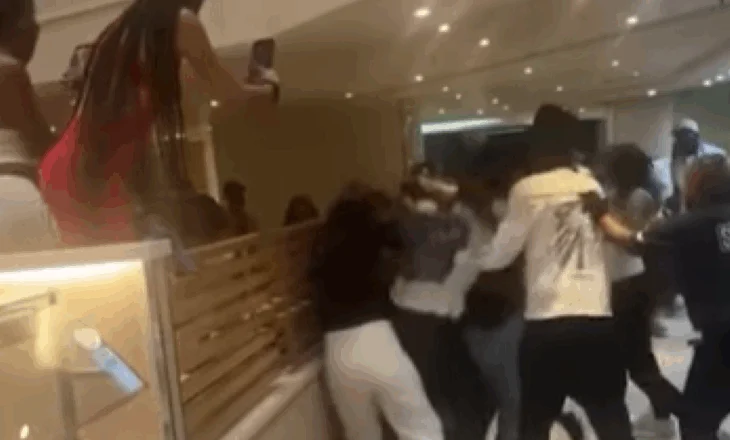 VIDEO/ Sherr në një anije turistike për mish pule