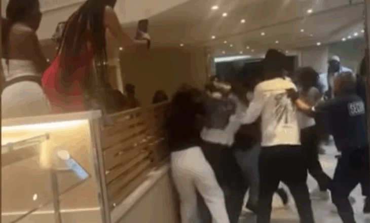Video/ Sherr në një anije turistike, përleshja e ashpër për mish pule