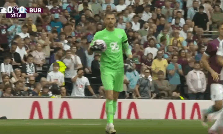 VIDEO/ Të gjithë ishin me dorën e ngritur, rregulli i ri në futboll u zbatua te Totenham-Burnley