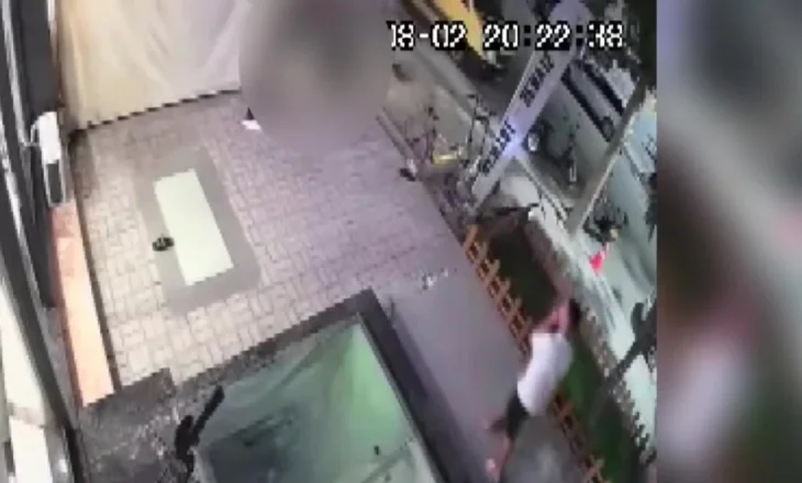 (VIDEO) Të rinjtë sherr me thika në Vlorë, një vajzë tenton t’i ndajë, por…