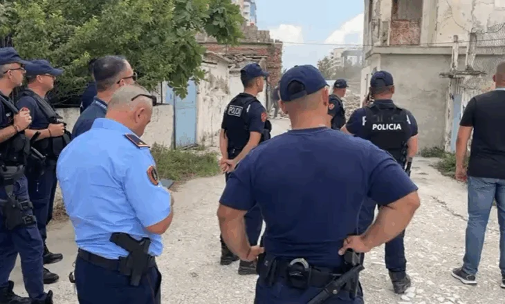 VIDEO / Tension në lagjen “1 Maji” në Vlorë, banorët kundërshtojnë shembjen e banesave