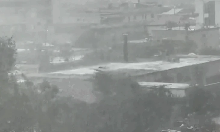 VIDEO/ Vlorë, shi në kulmin e sezonit veror
