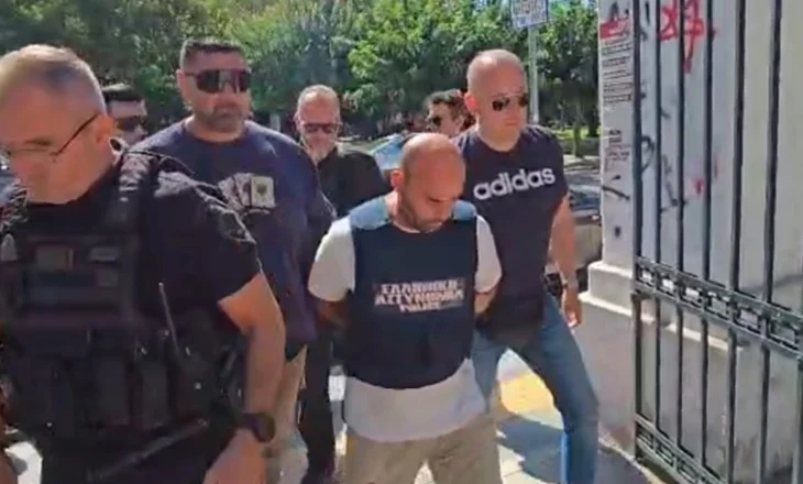Video/ Vrau gruan shqiptare në sy të 4 fëmijëve,, momenti kur 40-vjeçari mbërrin në gjykatë me kokën