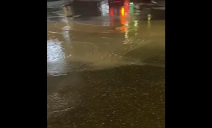 VIDEOLAJM/ Shpërthejnë ujërat e zeza në qytetin e Elbasanit