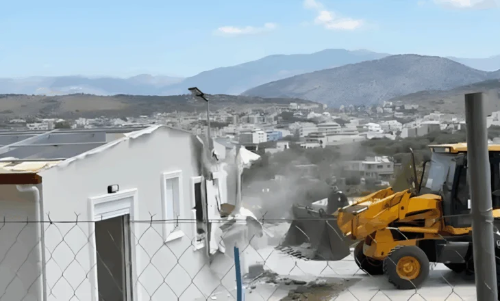 Vijon aksioni për prishjen e ndërtimeve pa leje/ IKMT dhe Policia Bashkiake shembin një banesë në Ksamil