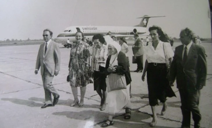 Vizita e Nënë Terezës në Shqipëri; Nga takimi me At Zef Pllumin, tek bekimi i lypsëve (Foto të rralla)