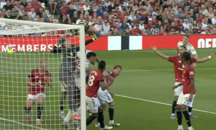 Vjen goli i parë në “Old Trafford”, portieri i United i bën “dhuratë” Arsenalit (video)