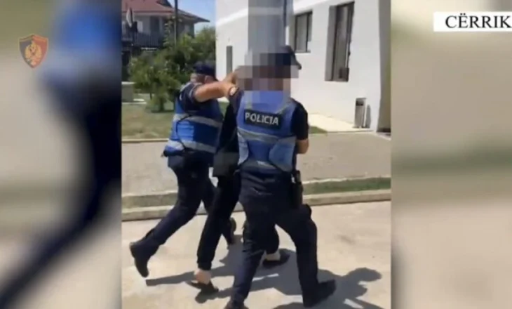 Vodhi një celular në një lokal, arrestohet 19-vjeçari në Cërrik