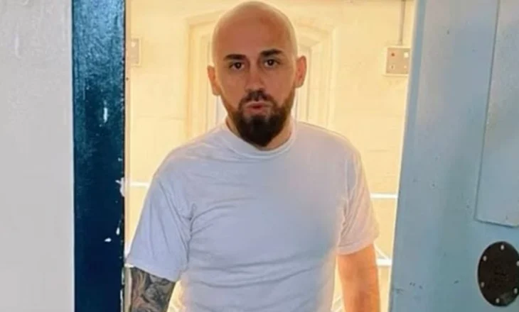 Vrasësi shqiptar “Babale” në Tik Tok nga qelia: Dua të kthehem, telefonin e siguroj në burgjet në Shqipëri