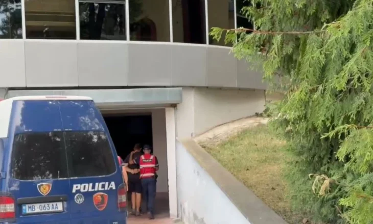 Vrasja me thikë e 14-vjeçarit në Maliq/ Të arrestuarit mbërrijnë në gjykatë, sot mbahet seanca për caktimin e masës