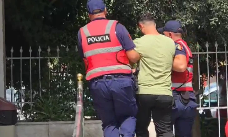 Vrasja me thikë e 32-vjeçarit në Divjakë/ Autori i dyshuar paraqitet në gjykatë, pritet të jepet masa e sigurisë