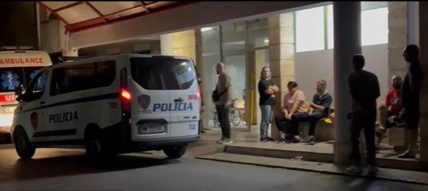 Vrau 14-vjeçarin në Maliq, autori i mitur lë spitalin dhe dërgohet në komisariat