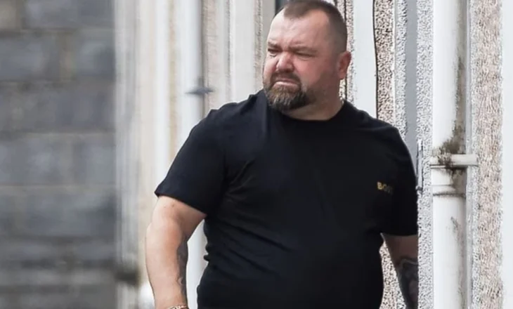 Vrau në Shqipëri gruan që mbante në dorë fëmijën 1-vjeç, “Daily Mail” investigim për vrasësin nga Berati: Si u fut dy herë ilegalisht në Angli?!