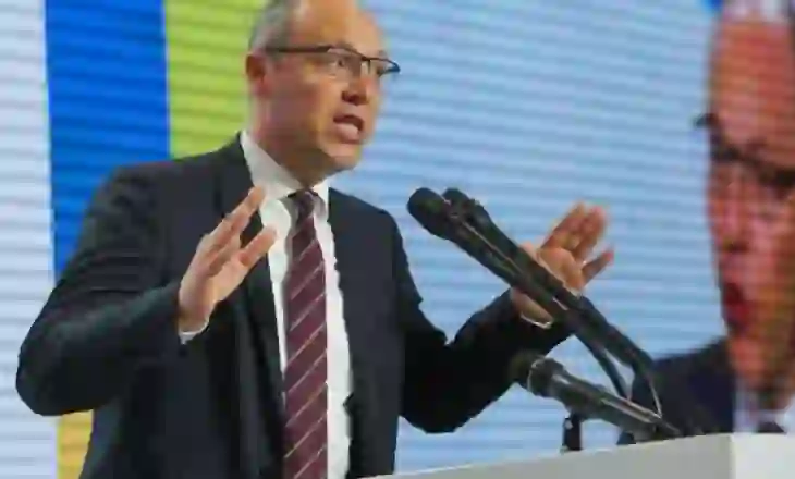 Vritet në mes të rrugës ish-kryetari i Parlamentit ukrainas!