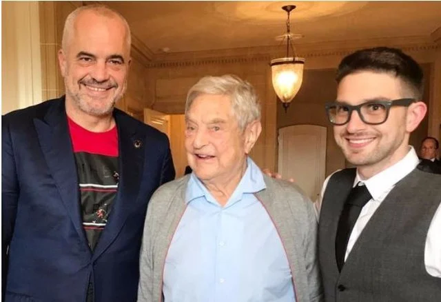 Zbardhet misteri i vizitave të shpeshta të Aleks Soros në vilën qeveritare të Edi Ramës në Dhërmi, kërcënimet e…