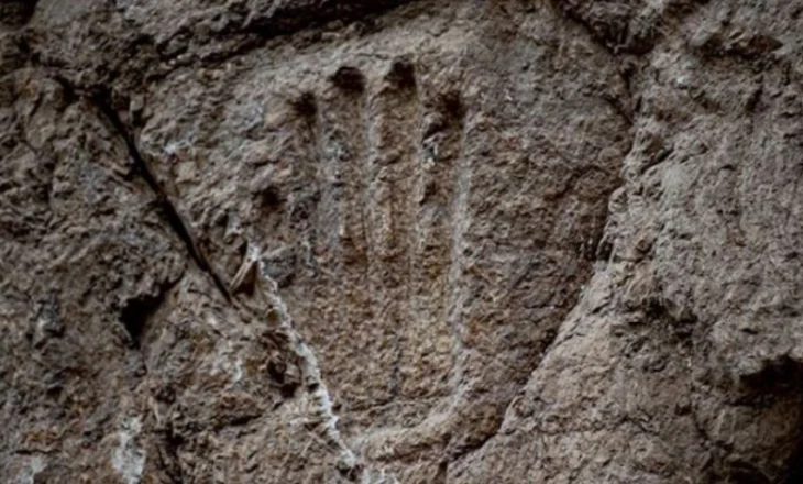 Zbulohen në Jerusalem gjurmët misterioze të dorës 1000-vjeçare në gur