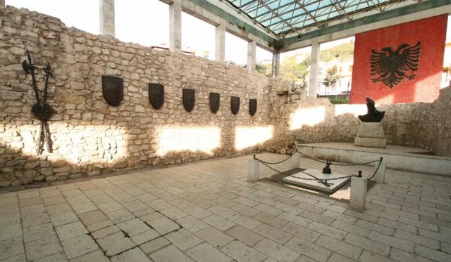 Zbulohet se çfarë gjendet poshtë varrit të Skënderbeut në Lezhë￼