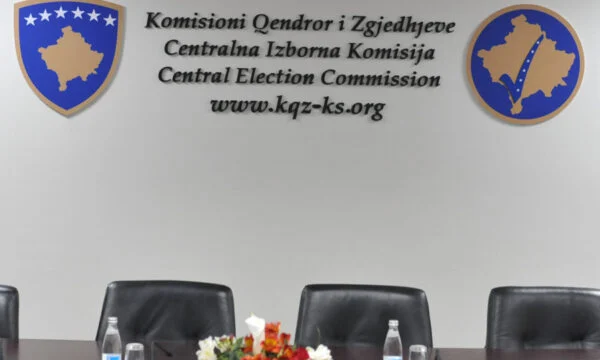 Zgjedhjet e 12 tetorit/ KQZ çertifikon sot partitë politike në Kosovë, në shqyrtim dhe…