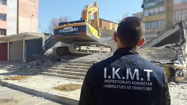 Zgjerimi i rrugës pranë portit/ IKMT rrafshon 27 objekte të banueshme në Vlorë (VIDEO)