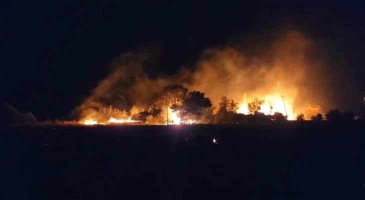 Zjarr i fuqishëm në kodrat pranë Drashovicës, Selenicë,  era përhap flakët me shpejtësi