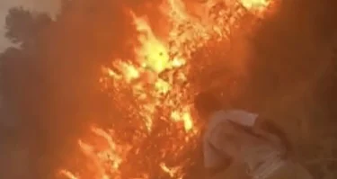 Zjarr i fuqishëm përfshin fshatin Ërmenj në Gramsh, banorët në alarm, kërkojnë ndihmë urgjente