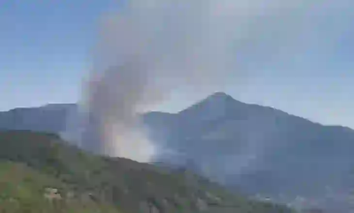Zjarr i përmasave të mëdha afër fshatit Sojnik në Gramsh