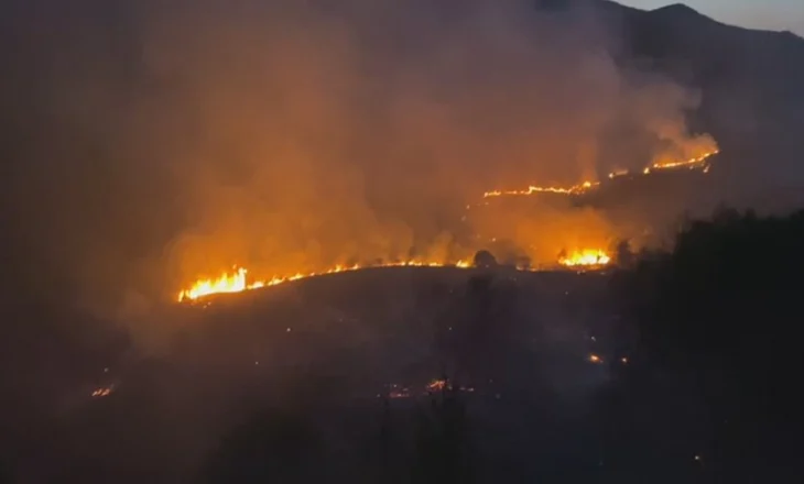 Zjarr masiv në fshatin Bolenë, rrezikohen banesat dhe varrezat