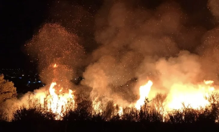 Zjarr masiv në lagjen Banaj të Patosit, flakët afrohen pranë banesave