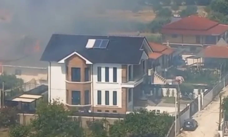 Zjarr në Berat në lagjen “Çlirim”, flakët pranë banesave