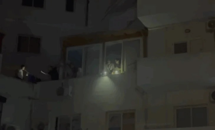 Zjarr në katin e parë të një pallati në Lushnjë