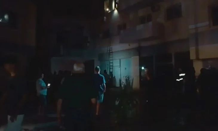 Zjarr në një pallat, evakuohen banorët