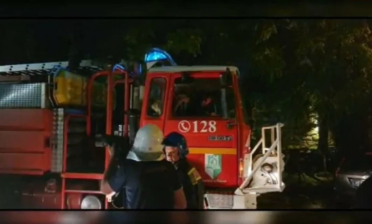 Zjarr në një pallat në Lushnjë/ Dhjetëra banorë bllokohen brenda, persona të tjerë dërgohen në spital, panik dhe frikë